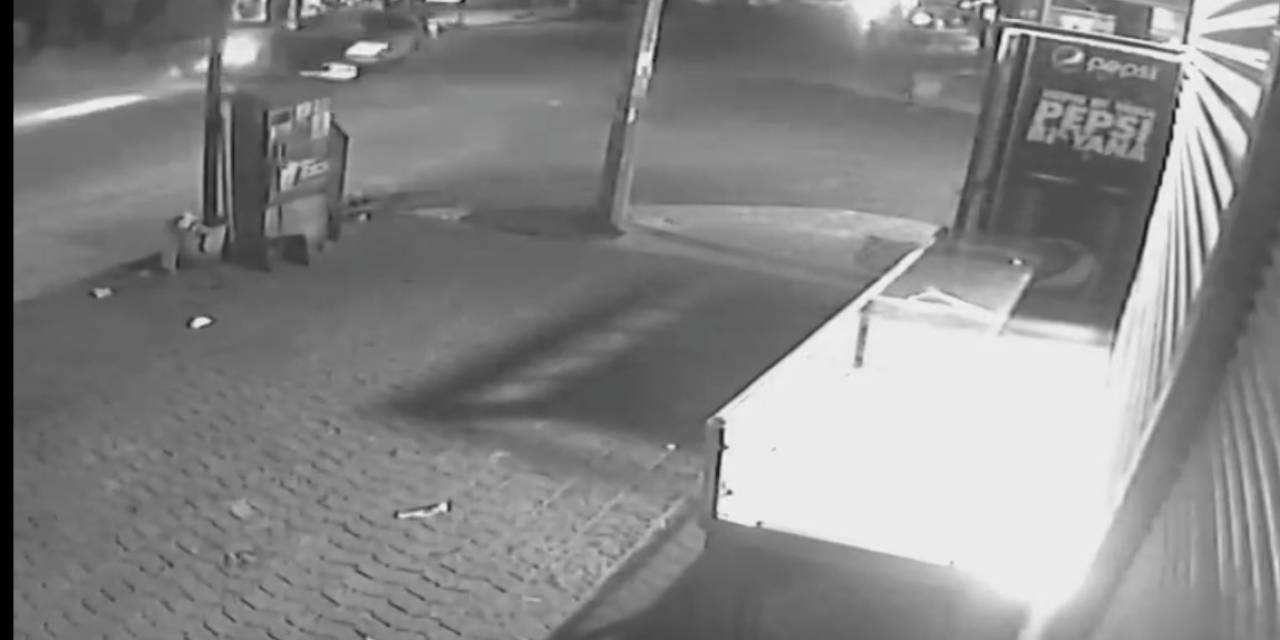 Şüpheli Kovalayan Polisler Kaza Yaptı...kaza Anı Güvenlik Kamerasına Yansıdı