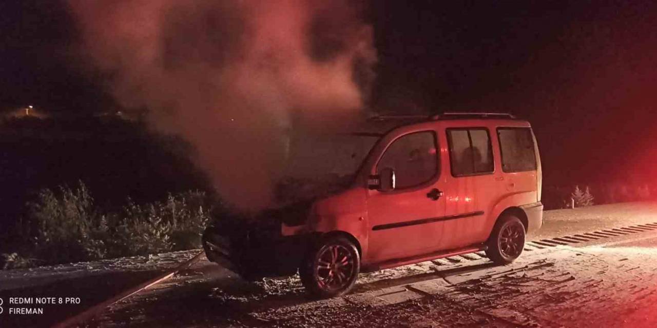 Burdur’da Seyir Halinde Yanan Otomobil Kullanılamaz Hale Geldi