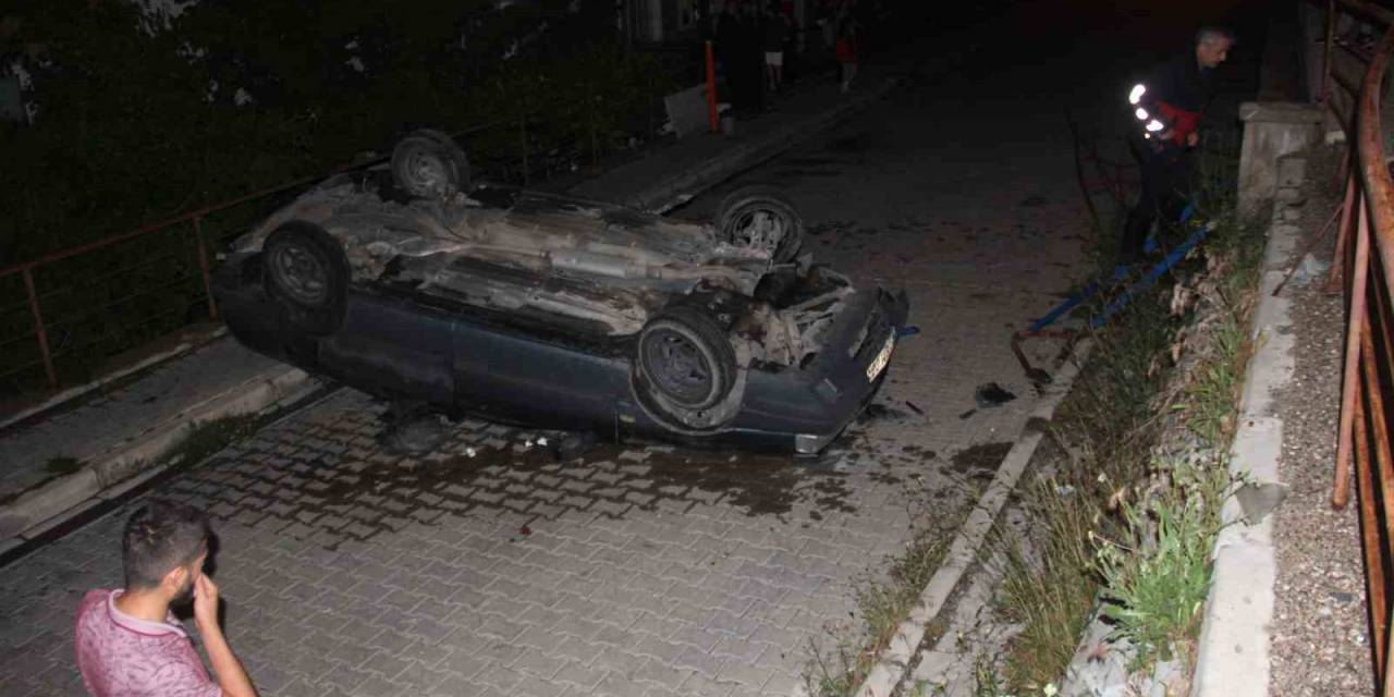 Kontrolden Çıkan Otomobil Devrildi: 3 Yaralı
