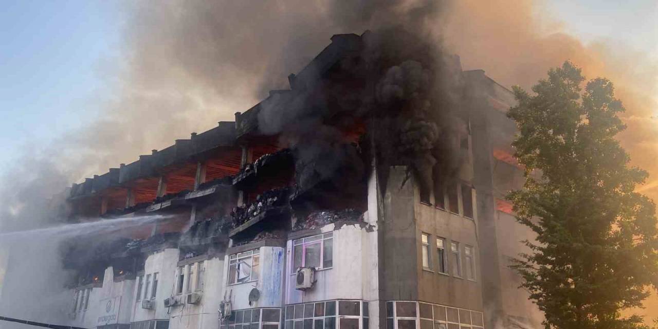 Yanan İkitelli Organize Sanayi Bölgesi’ndeki İş Hanında Çökme Anı Kameralara Yansıdı