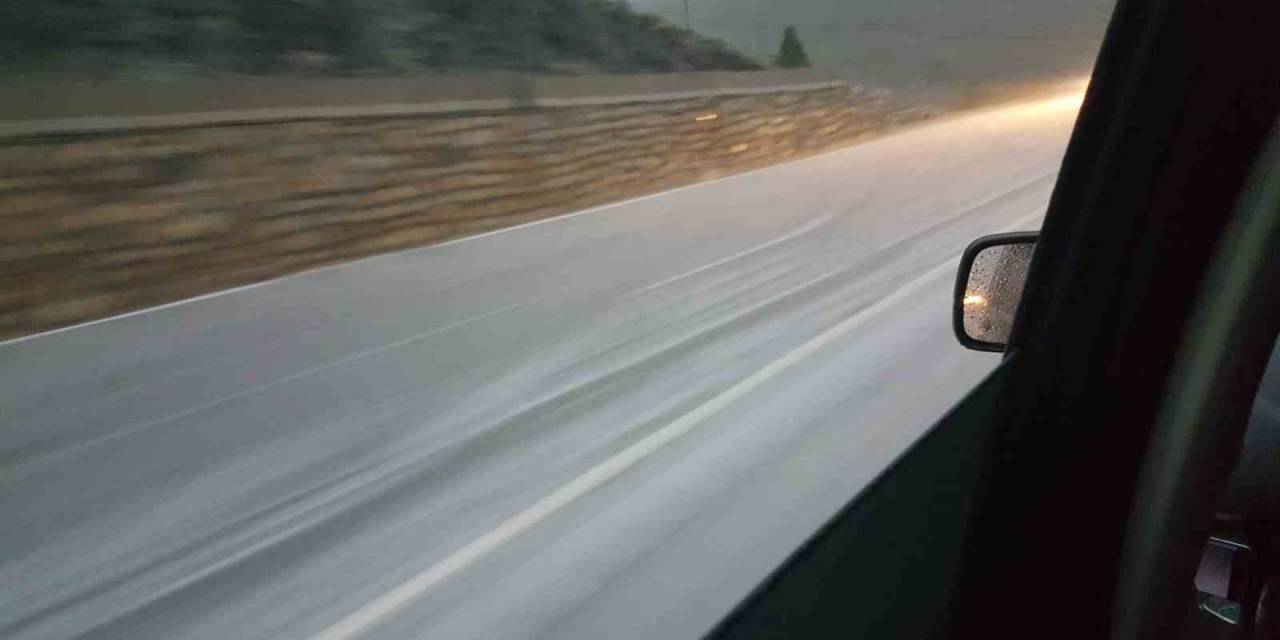 Dolu Yağışı Yolu Beyaza Büründürdü