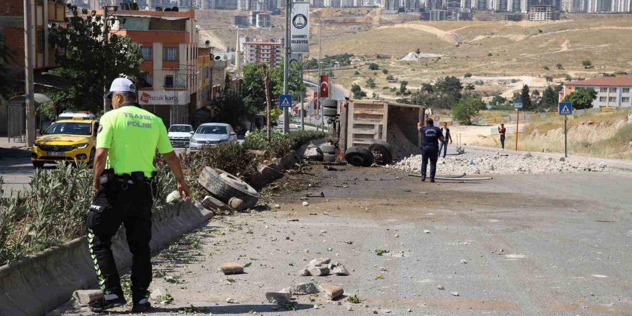 Freni Patlayan Moloz Yüklü Kamyon, Önce Durağı, Ardından Elektrik Direklerini Ve Ağaçları Yıktı
