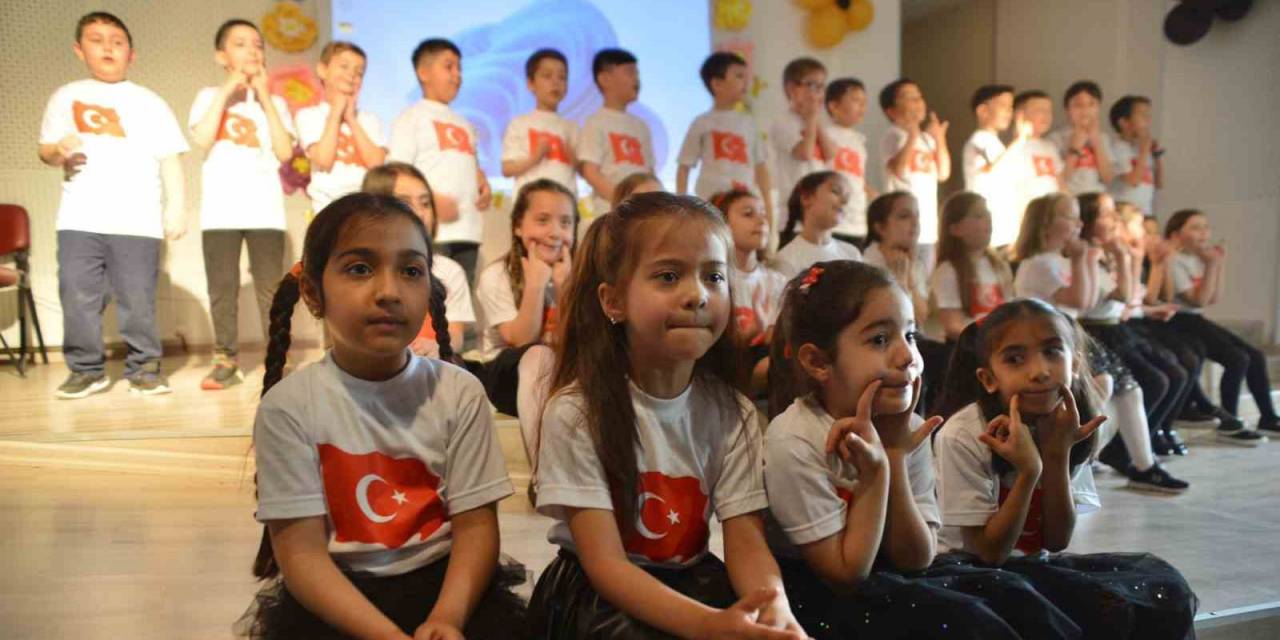 Miniklerden Alkışlanan Gösteri