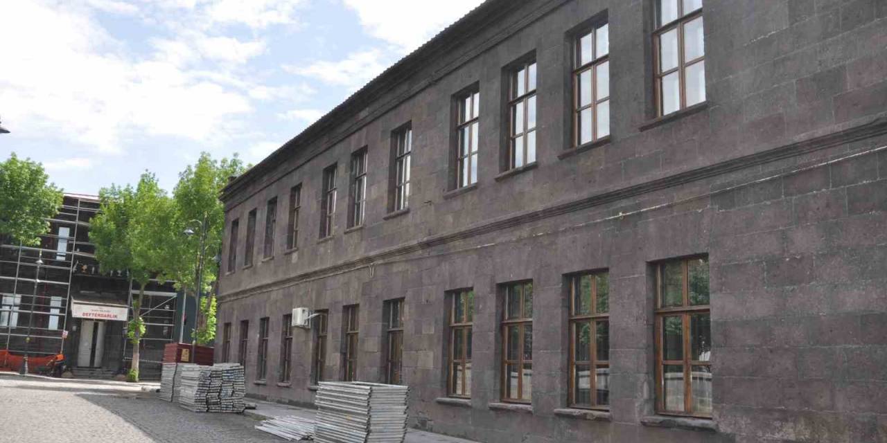 Kars’ta Tarihi Binalar Gün Yüzüne Çıkıyor