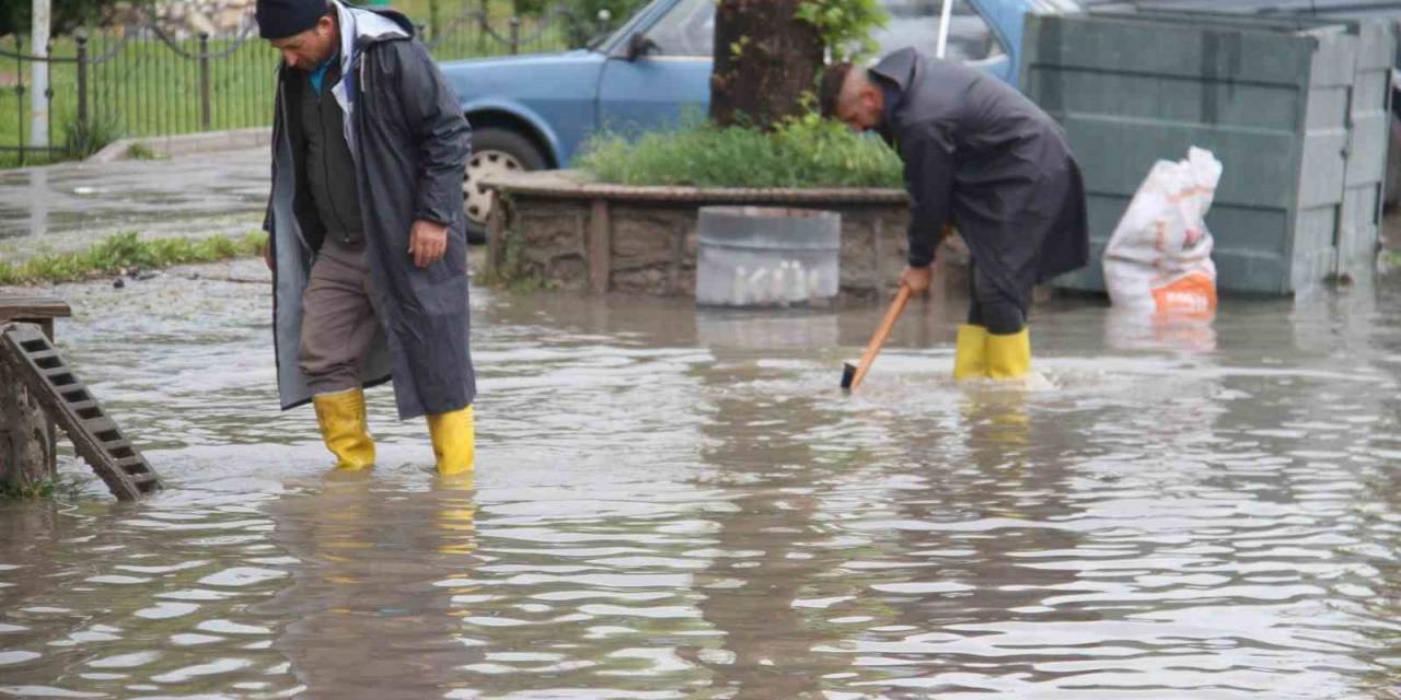 Konya’da Sağanak Yağış Caddeleri Göle Çevirdi