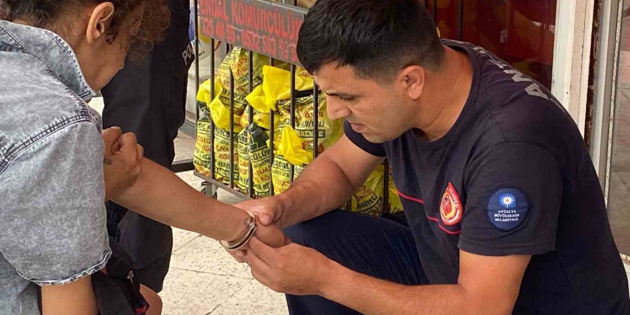 Sokakta Kolu Kelepçeli Dolaşan Kadın Polisi Alarma Geçirdi
