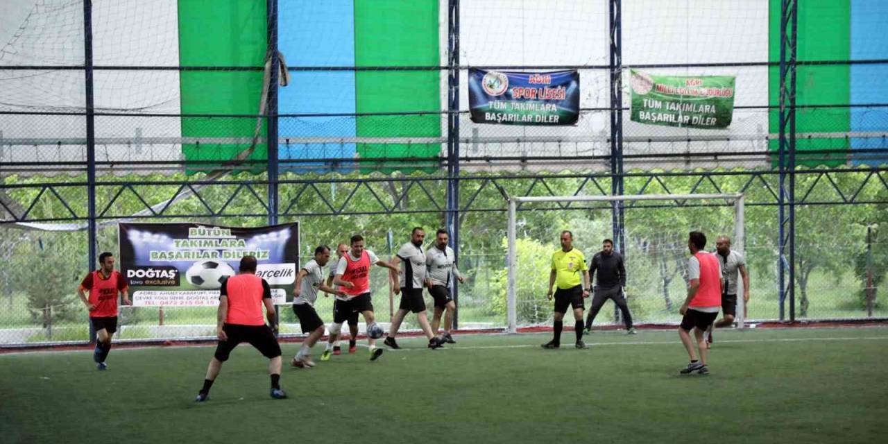 Ağrı’da "geleneksel Öğretmenler Arası Futbol Turnuvası"