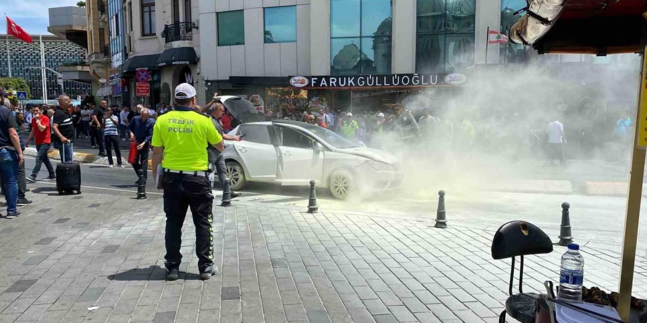 Taksim Meydanı’nda Seyir Halindeki Araç Bir Anda Alev Aldı