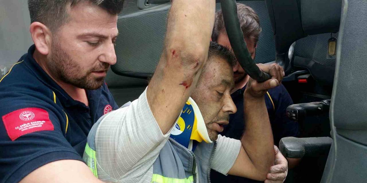 Devrilen Mıcır Yüklü Kamyonun Sürücüsünü İtfaiye Camı Kırarak Çıkarttı