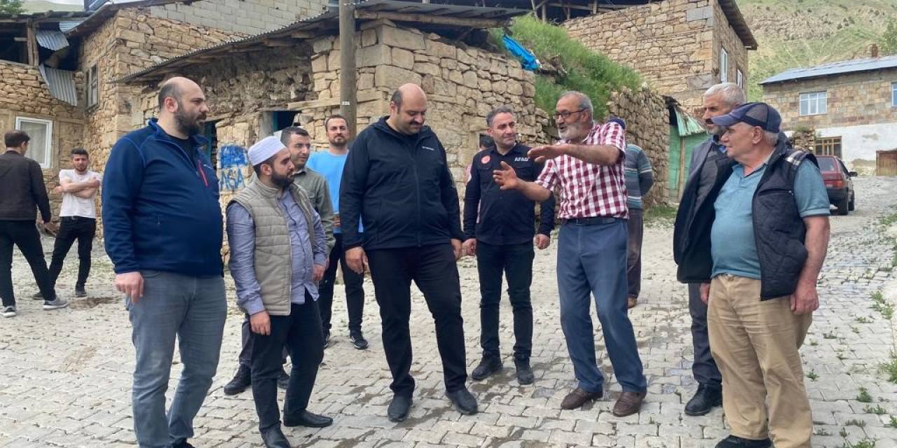 Aziziye Kaymakamı Ve Belediye Başkanı Depremin Merkez Üssüne Gitti