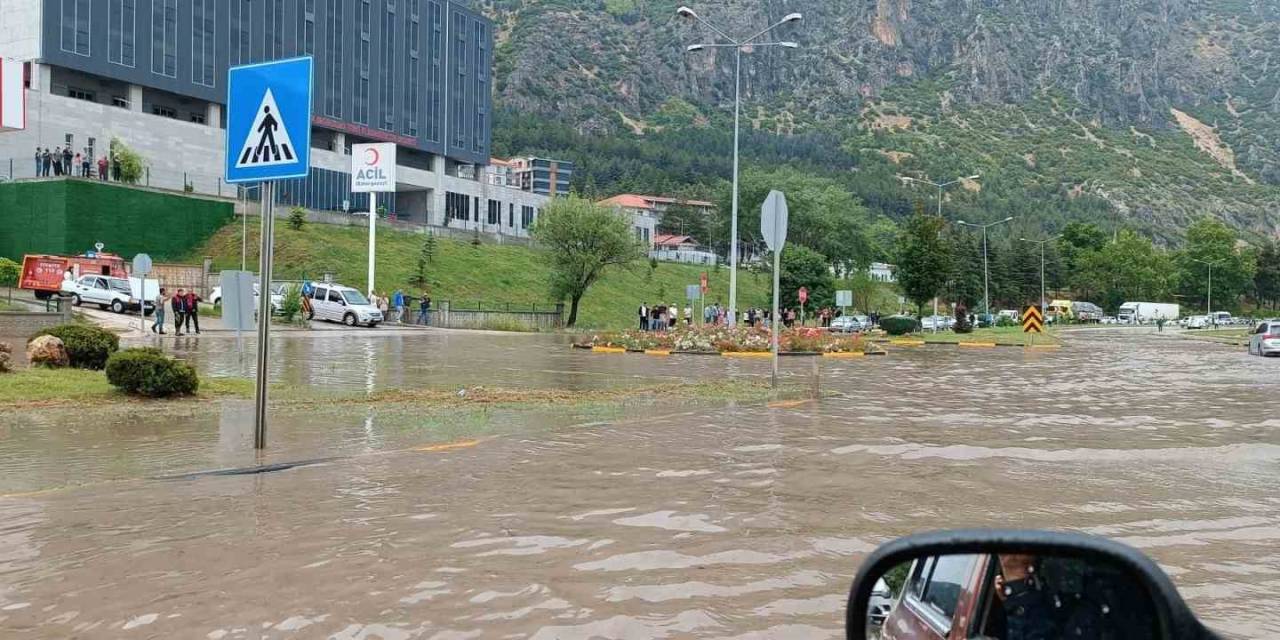 Eğirdir’de Sağanak Yağmur Yolları Göle Çevirdi