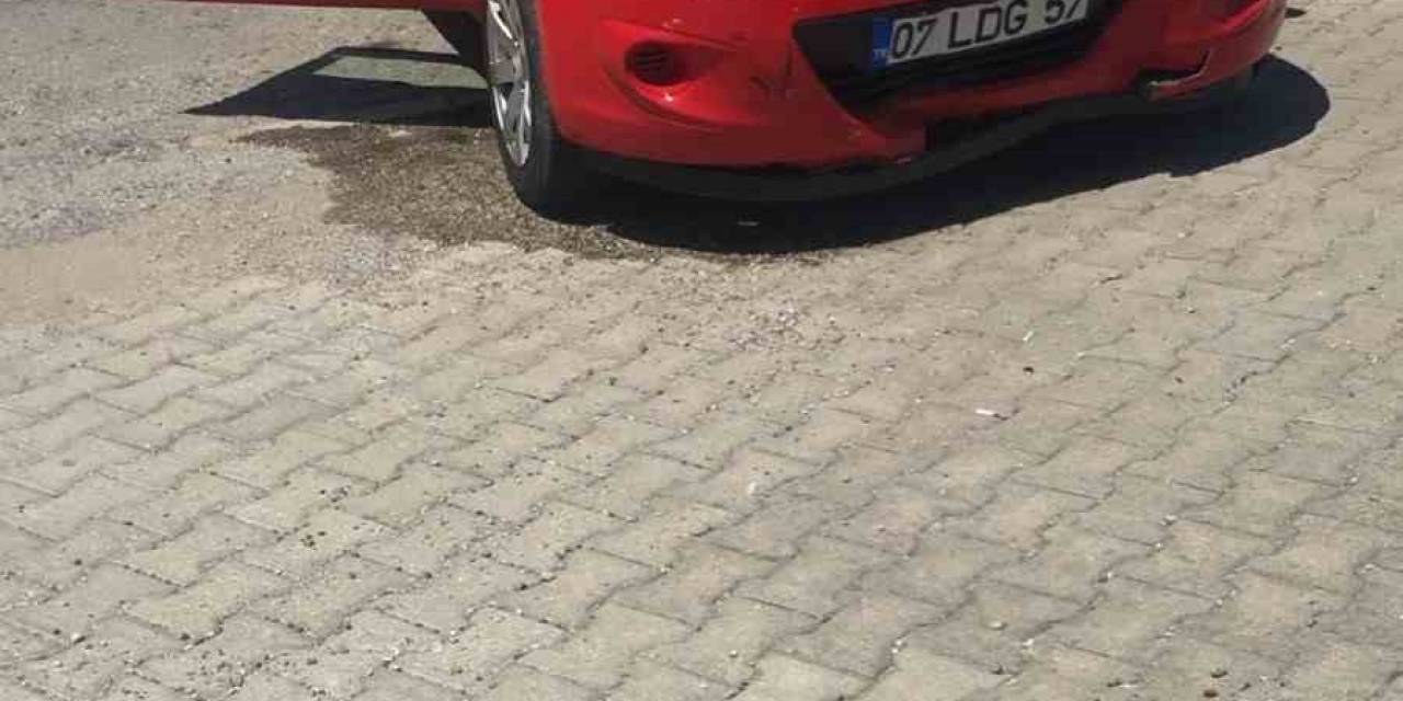 Antalya’da Otomobiller Çarpıştı: 2 Yaralı