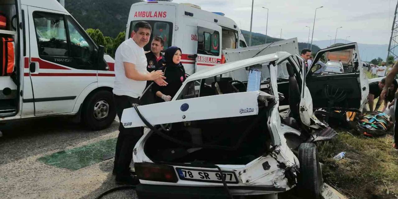 Karabük’te Kamyonla Otomobil Çarpıştı: 1 Ölü, 4 Yaralı