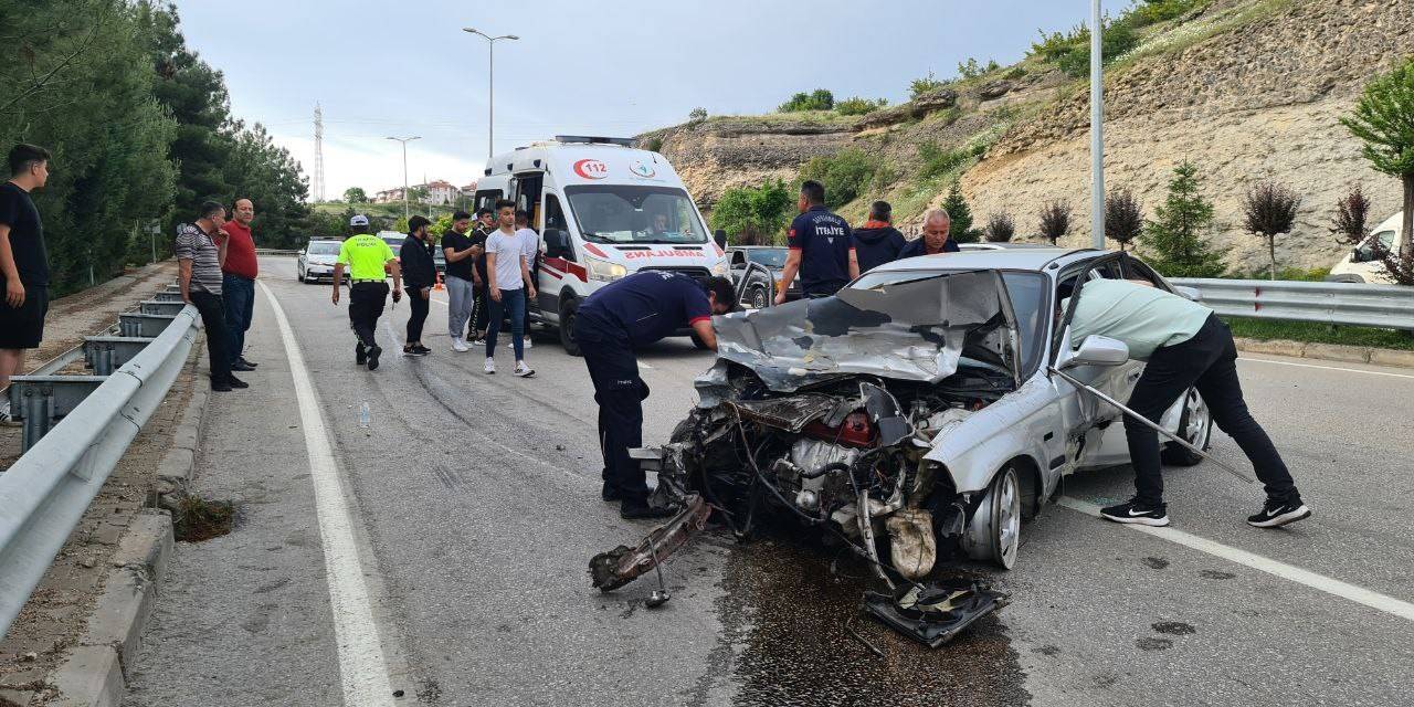 Virajı Alamayınca Bariyerlere Çarptı: 3 Yaralı