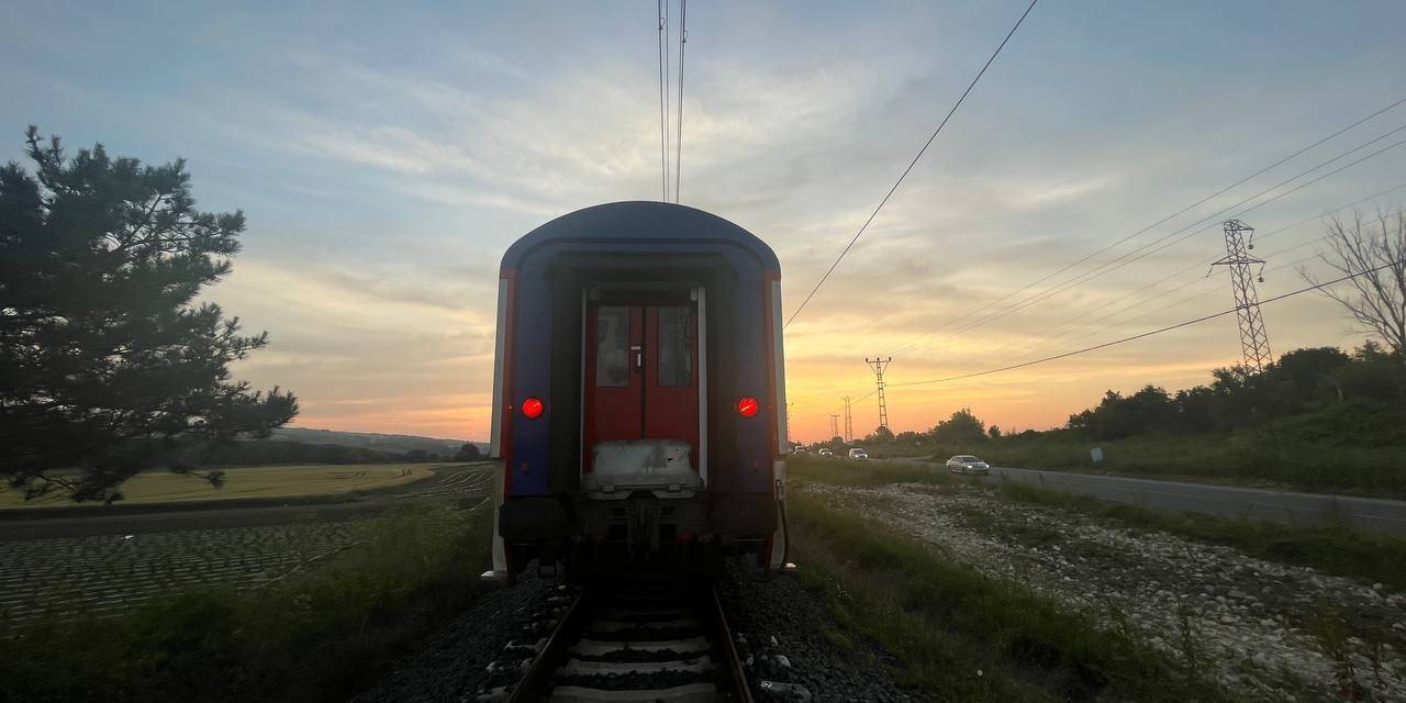 İstanbul’da Yolcu Treni Hemzemin Geçitte Otomobile Çarptı: 1 Ağır Yaralı