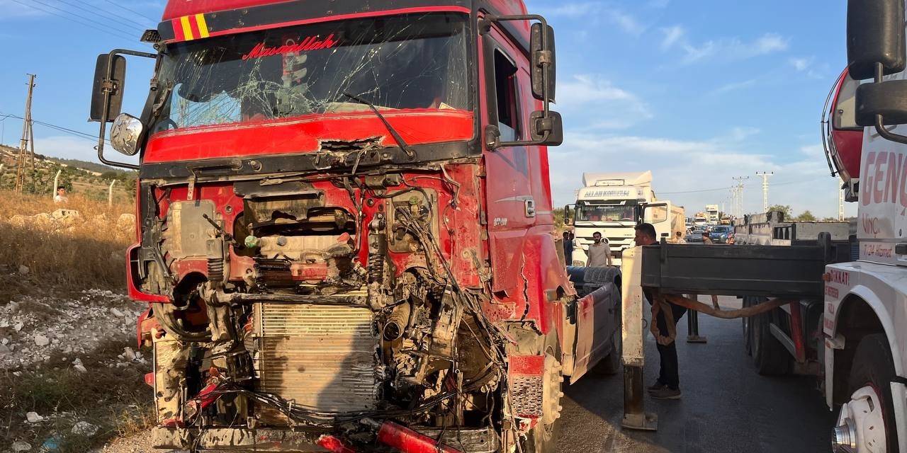 Kilis’te Kamyonet İle Tır Çarpıştı: 3 Ağır Yaralı