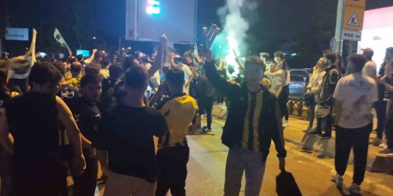 Şükrü Saraçoğlu Stadı Önünde Kupa Coşkusu