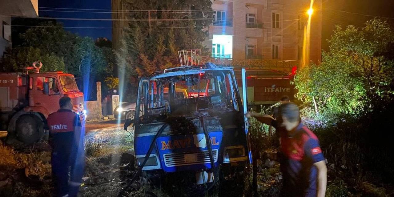 Park Halindeki Minibüs Alev Alev Yandı