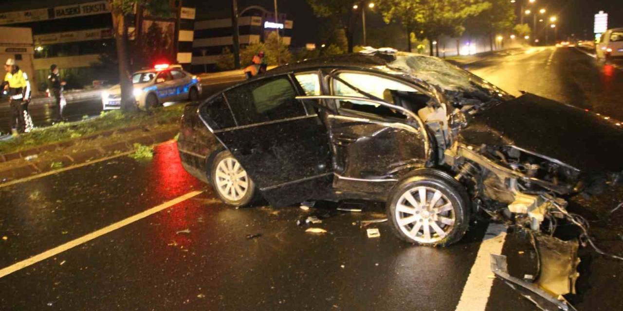 Kayseri’de Ağaca Çarpan Otomobilin Motoru Karşı Şeride Uçtu: 2 Ağır Yaralı