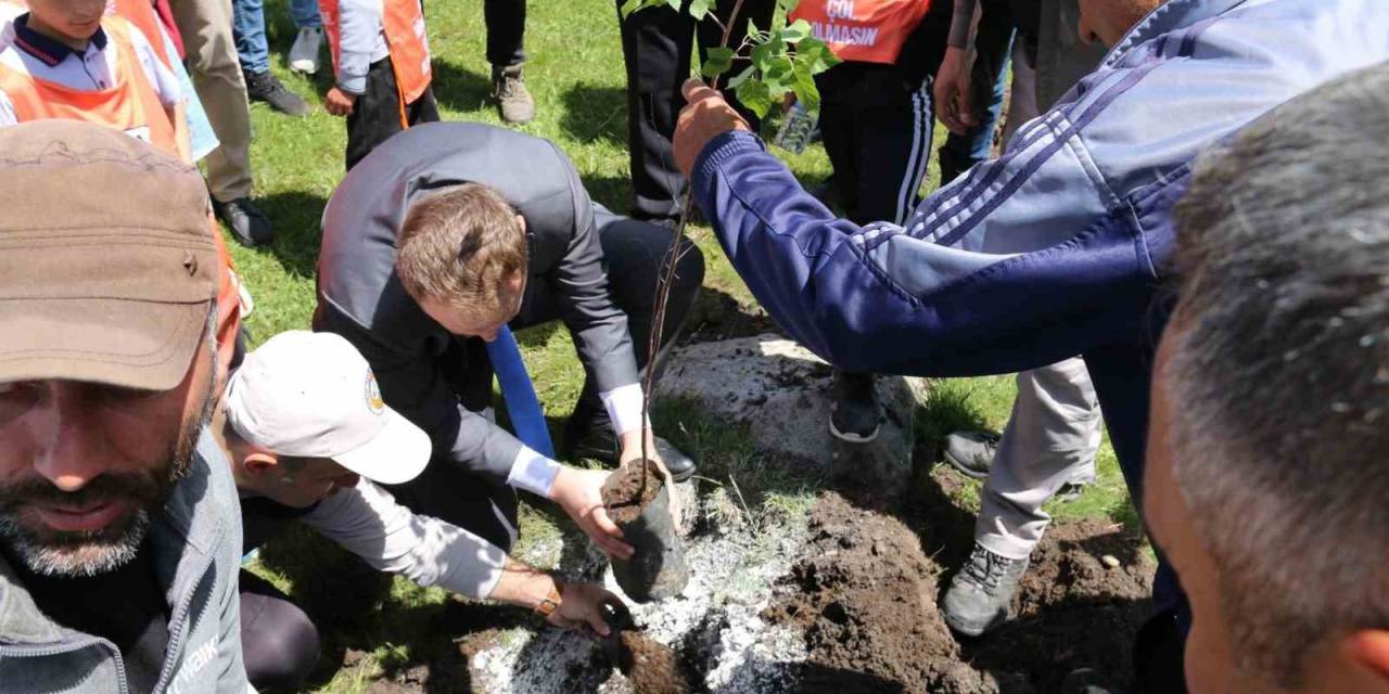 Hanak’ta 600 Fidan Toprakla Buluşturuldu