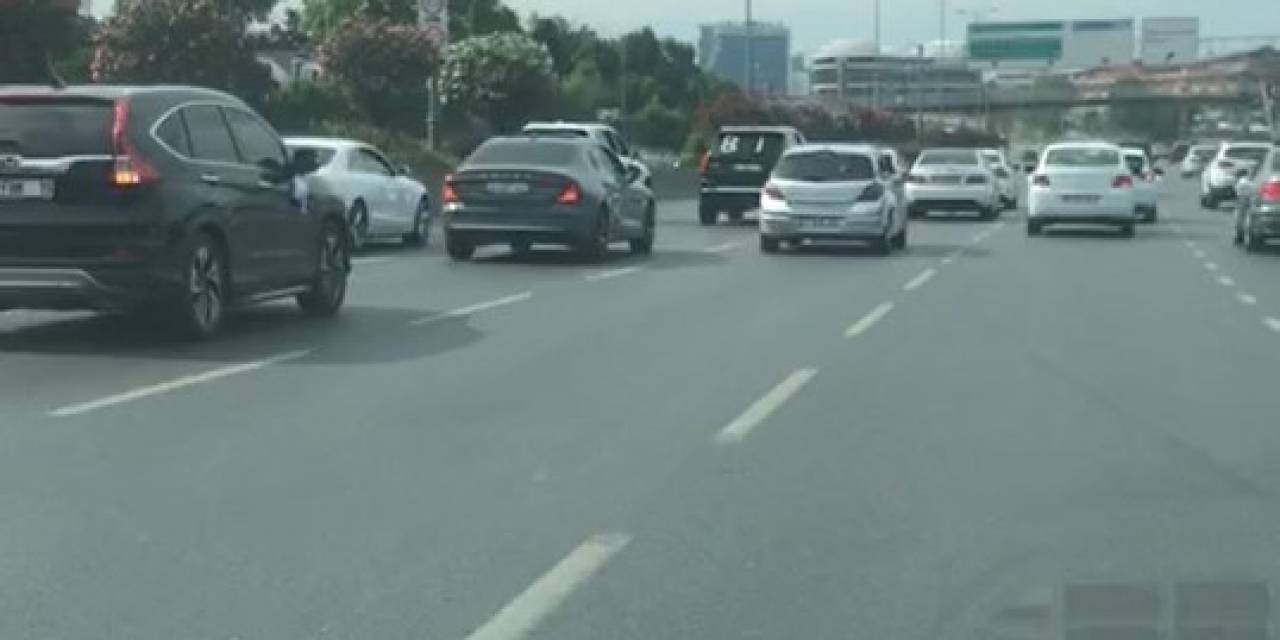 Bayrampaşa’da Tepki Çeken Anlar: Düğün Konvoyu 4 Şeritli Yolu Kapatıp, Trafiği Yavaşlattı