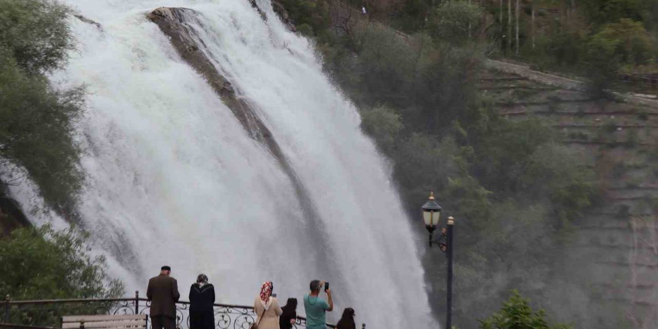 Tortum Şelalesi’nden Nefes Kesen Görüntüler