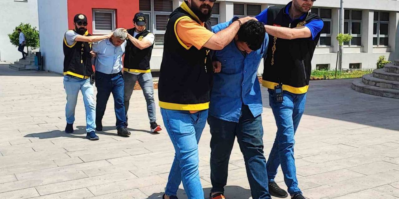 Dolmuşu Durdurarak Bir Şahsı Darp Edip Bıçaklayan Baba Ve Oğlu Tutuklandı