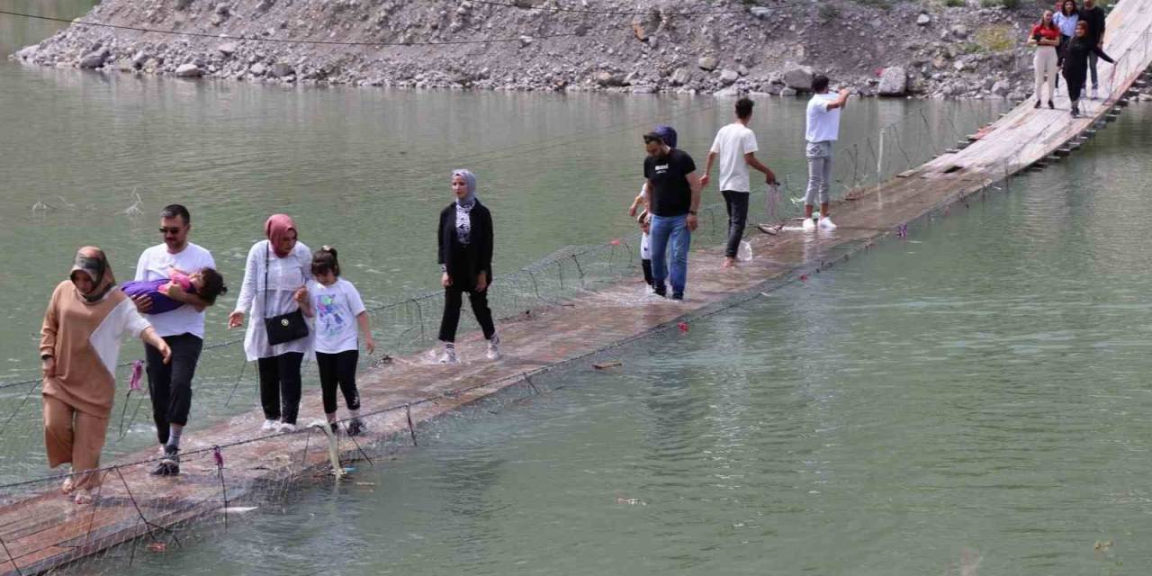 Tahta Köprüden Geçmek Yürek İster