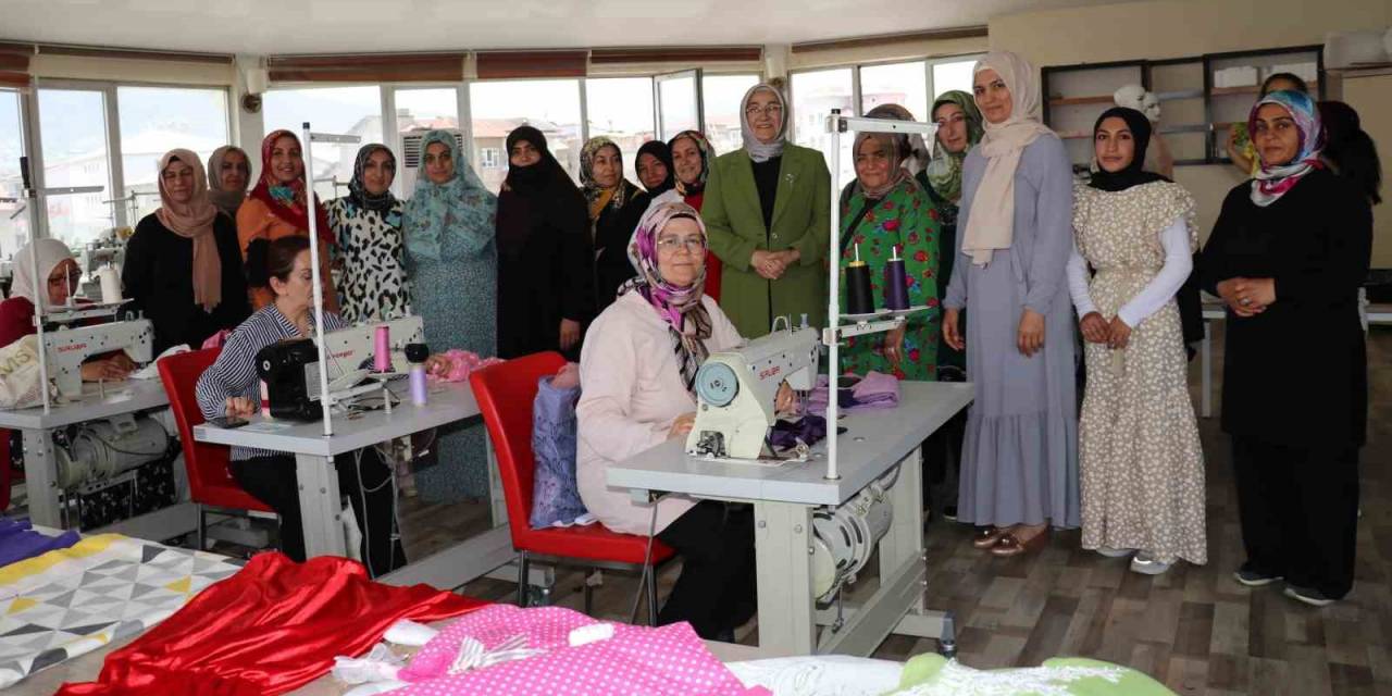 Kursiyerler Yılsonu Sergisine Hazırlanıyorlar