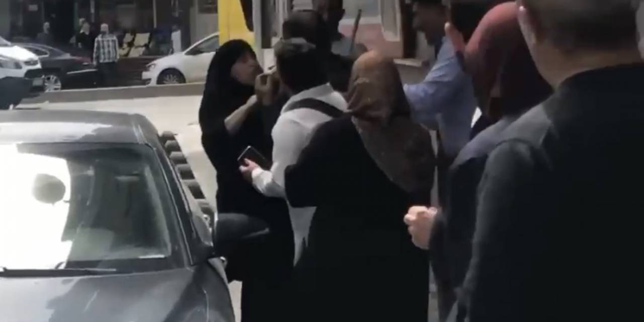 İstanbul’da Bıçaklı Çöp Atma Kavgası Kamerada: Kadın Dükkanın Camını Kırdı