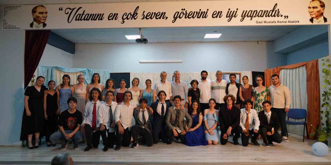 Başkan Uzundemir Liselilerin Tiyatro Oyununu İzledi