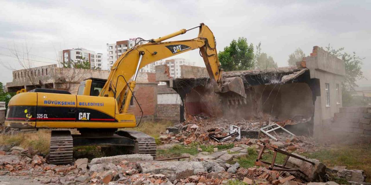 Diyarbakır’da Kamulaştırılan İki Yapının Yıkımı Yapıldı