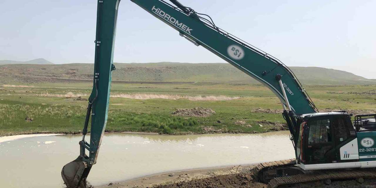 Ahlat’ta Sulama Kanalları Temizleniyor