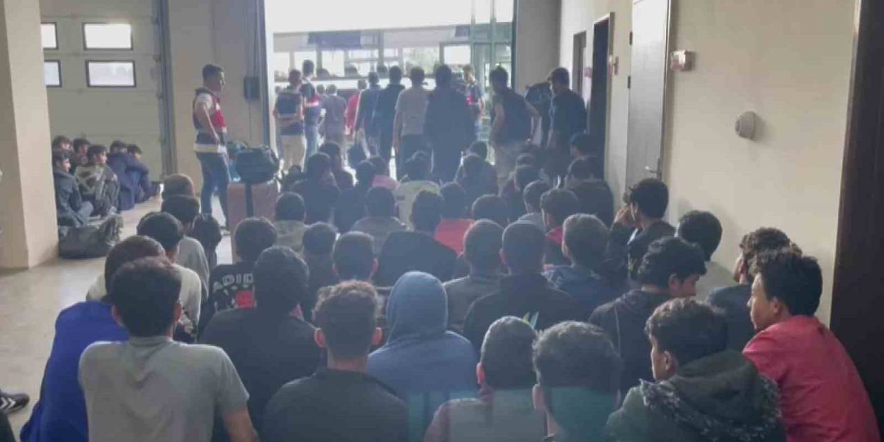 Yurda Kaçak Yollara Giren 96 Şahıs Yakalanarak Ülkelerine Gönderildi