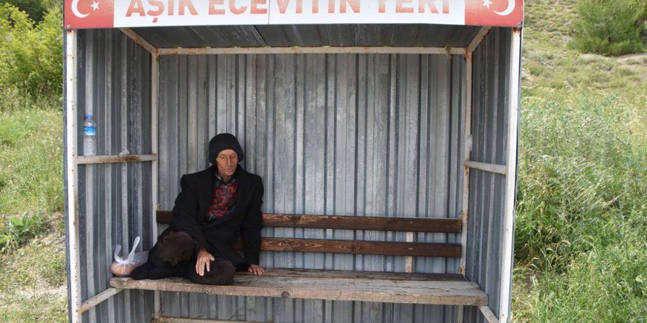 Divane Aşık, 24 Yıldır Aynı Durakta Sevdiği Kadını Bekliyor