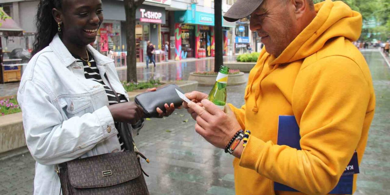Her Gören Afrikalı Zannediyor, Gerçeği Öğrenince Şaşkına Dönüyor