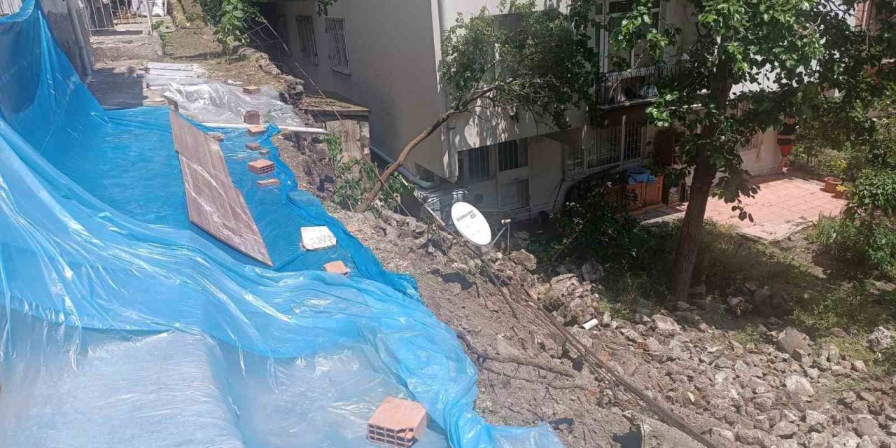 Başkent’te Yaşanan Sağanağın Ardından 5 Katlı Binanın İstinat Duvarı Çöktü