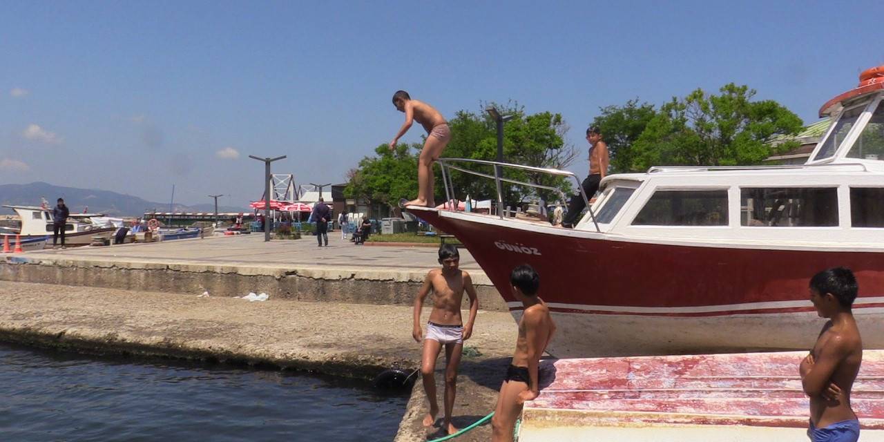 Bandırma’nın Sahillerinde Denize Girmek İstiyorlar