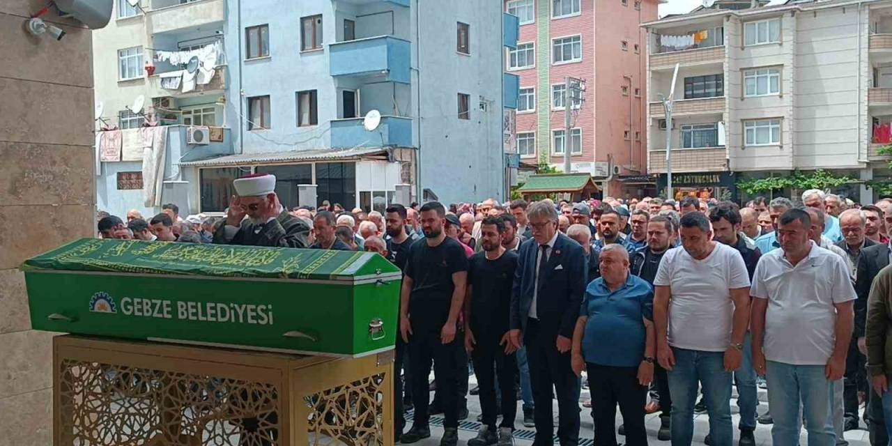 Yeni Taşındığı Evin Camını Silerken Düşüp Hayatını Kaybetmişti, Son Yolculuğuna Uğurlandı