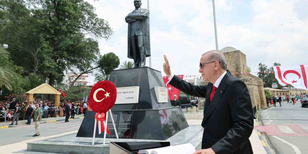 Cumhurbaşkanı Erdoğan, Lefkoşa’da Atatürk Anıtı’na Çelenk Bıraktı