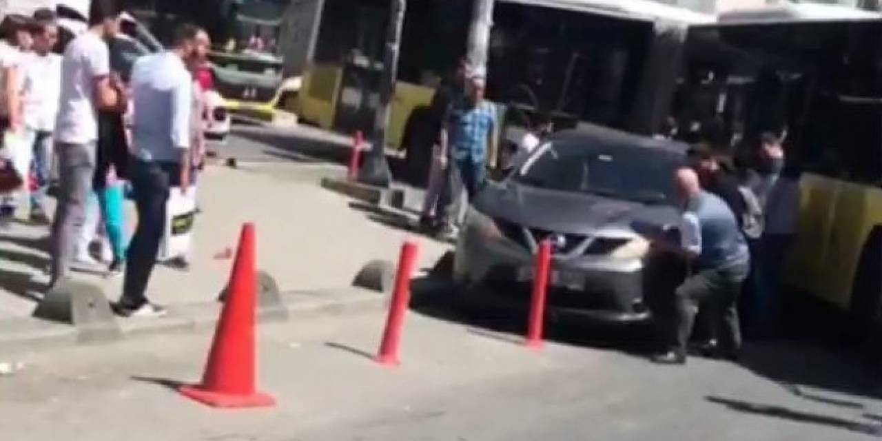 Sultangazi’de Hatalı Park Yapan Sürücü Trafiği Kilitledi: Vatandaşlar Tepki Gösterdi