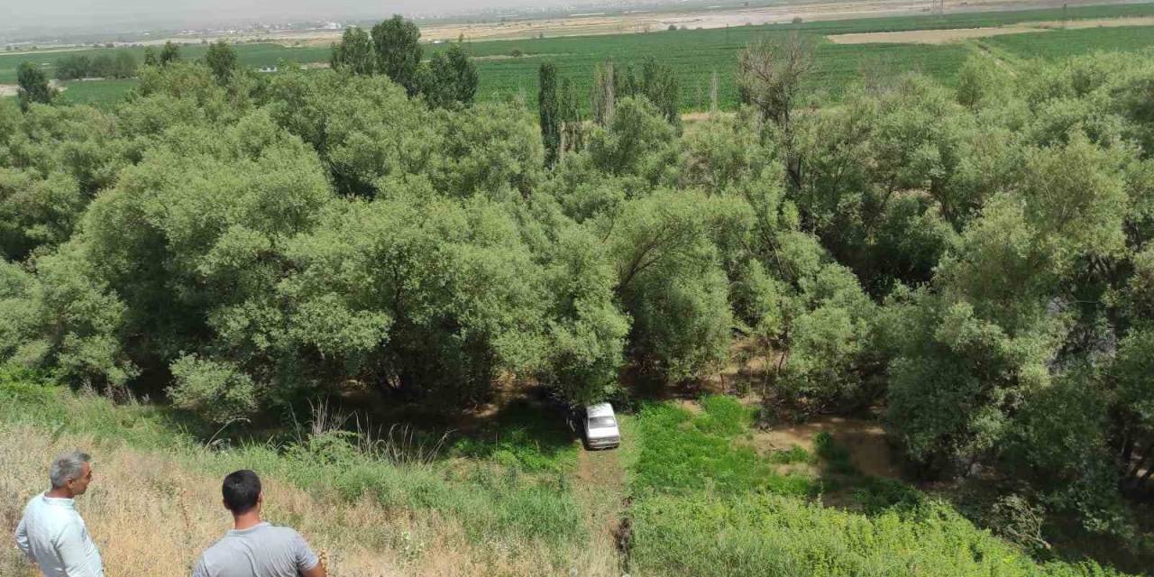 Kontrolden Çıkan Otomobil Yol Kenarına Savruldu: 1 Yaralı