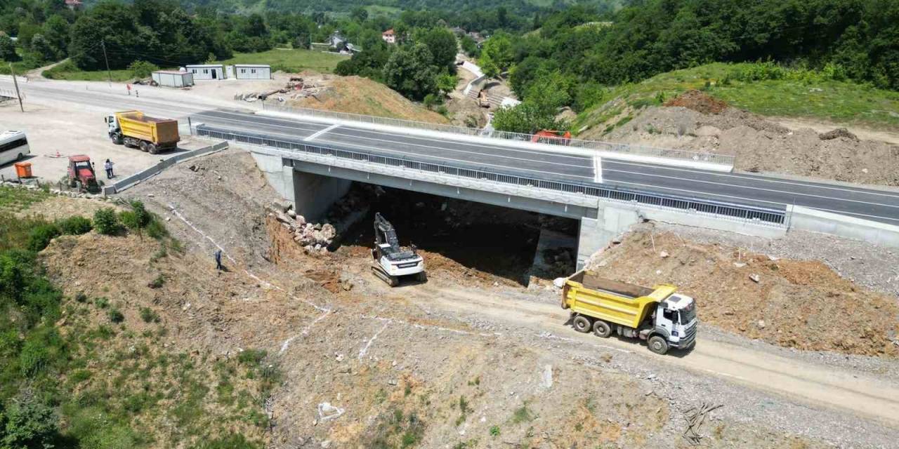 Sel Afetinde Çöken Yola 35 Metre Uzunluğunda Köprü İnşa Edildi