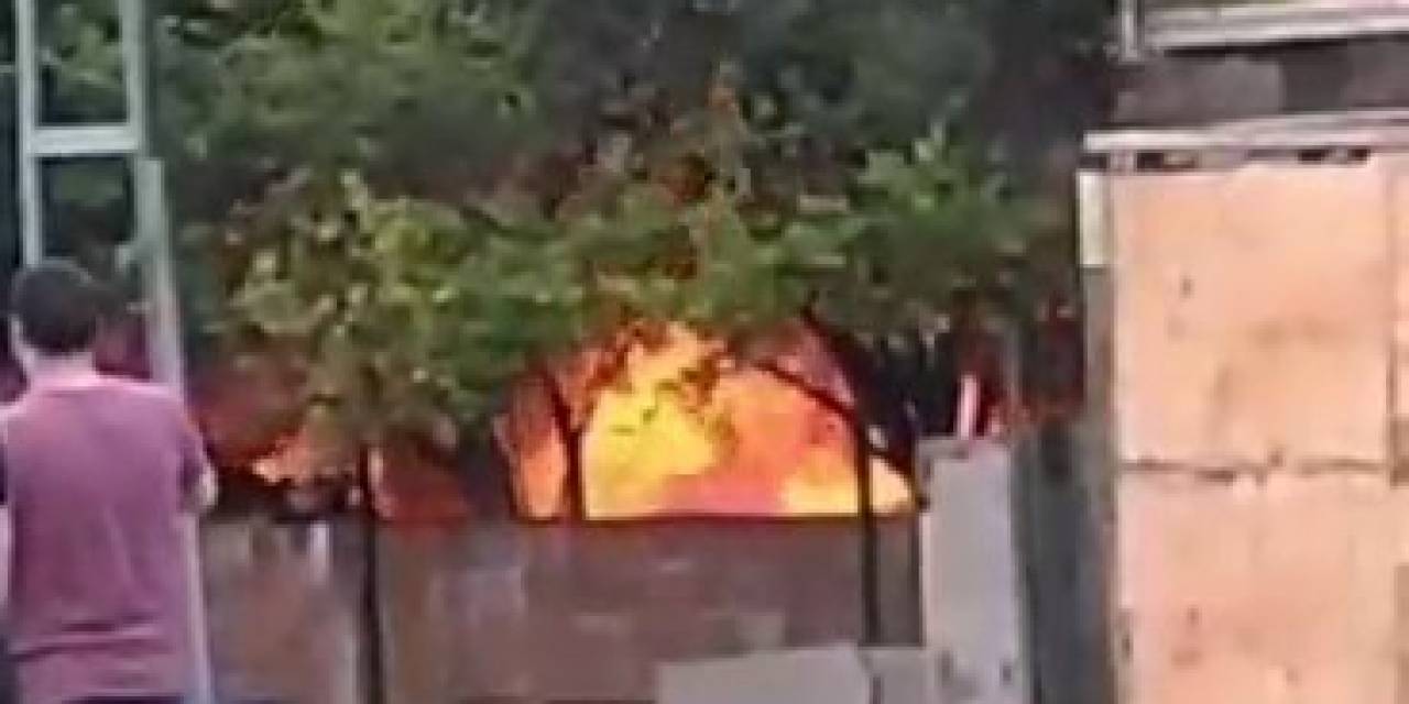 Arnavutköy’de Bahçede Bulunan Kömürlük Alev Alev Yandı
