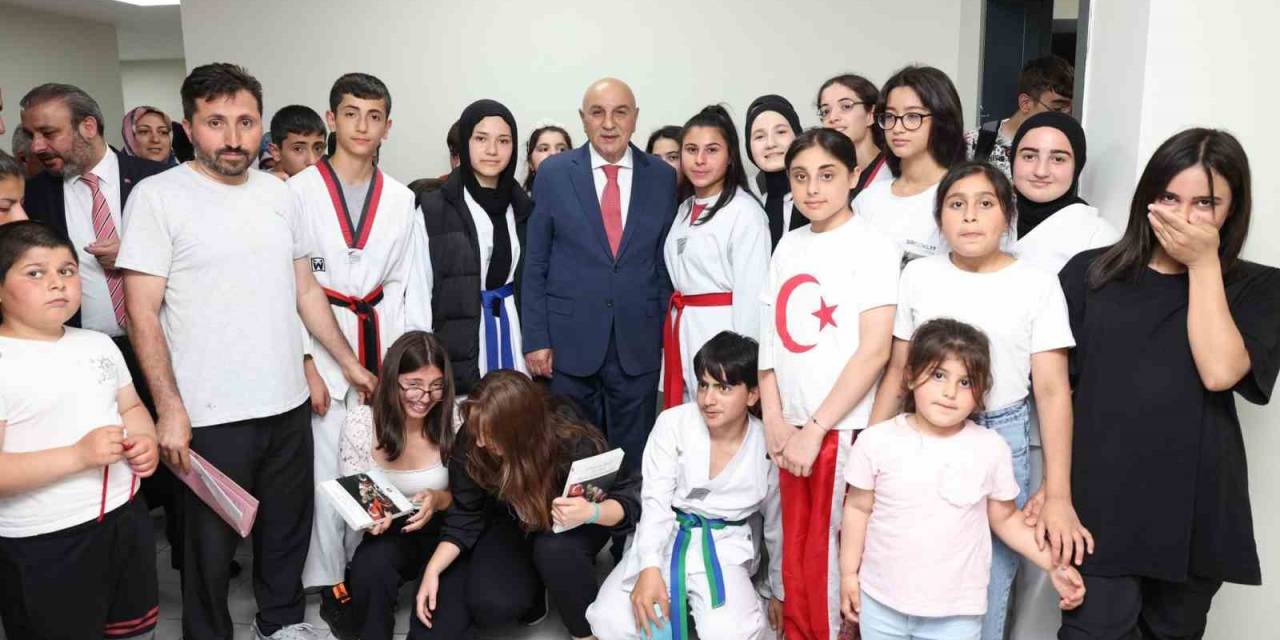 Naim Süleymanoğlu Kapalı Spor Salonu Hizmete Açıldı