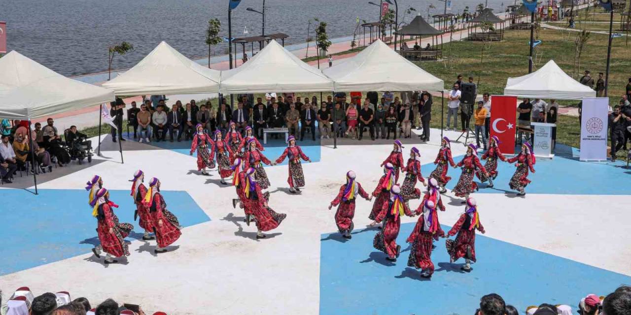 Van’da 13 Yöreden Folklor Gösterisi İlgiyle İzlendi