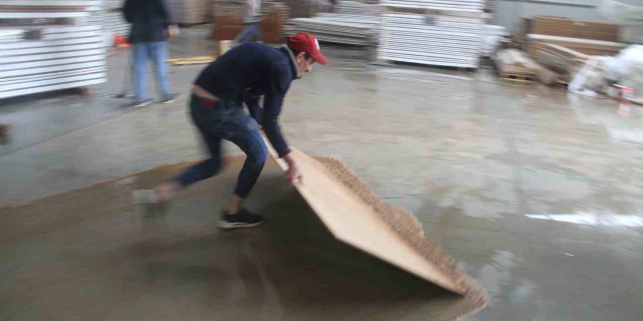 Konya’da Göle Dönüşen Yollarda Araçlar Mahsur Kaldı, Fabrikaları Su Bastı