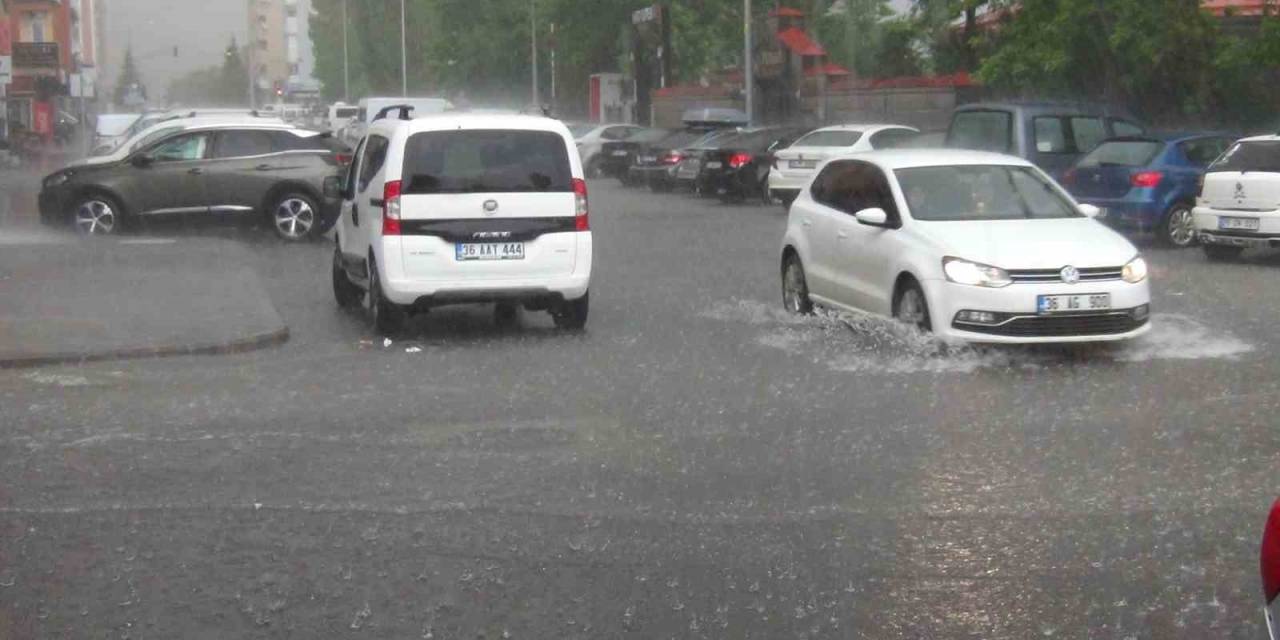 Kars’ta Cadde Ve Sokaklar Sular Altında Kaldı