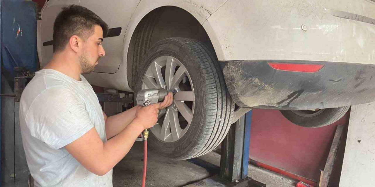 Otomobilde Sıkışan Yavru Kedi Kurtarıldı