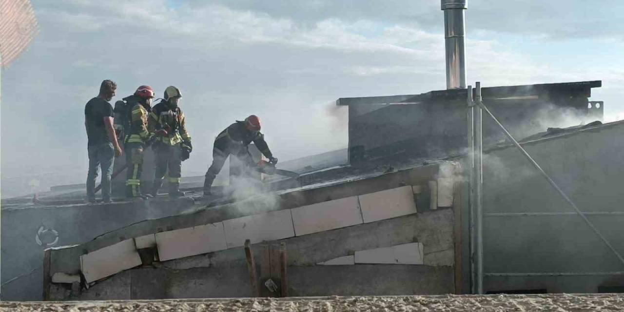 Kocaeli’de İnşaat Halindeki 8 Katlı Binanın Çatısında Yangın